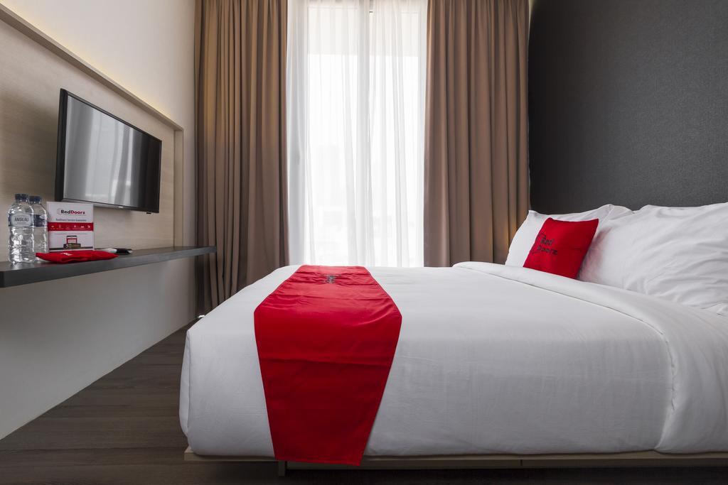 Reddoorz Plus Near Perbanas Jakarta Ngoại thất bức ảnh